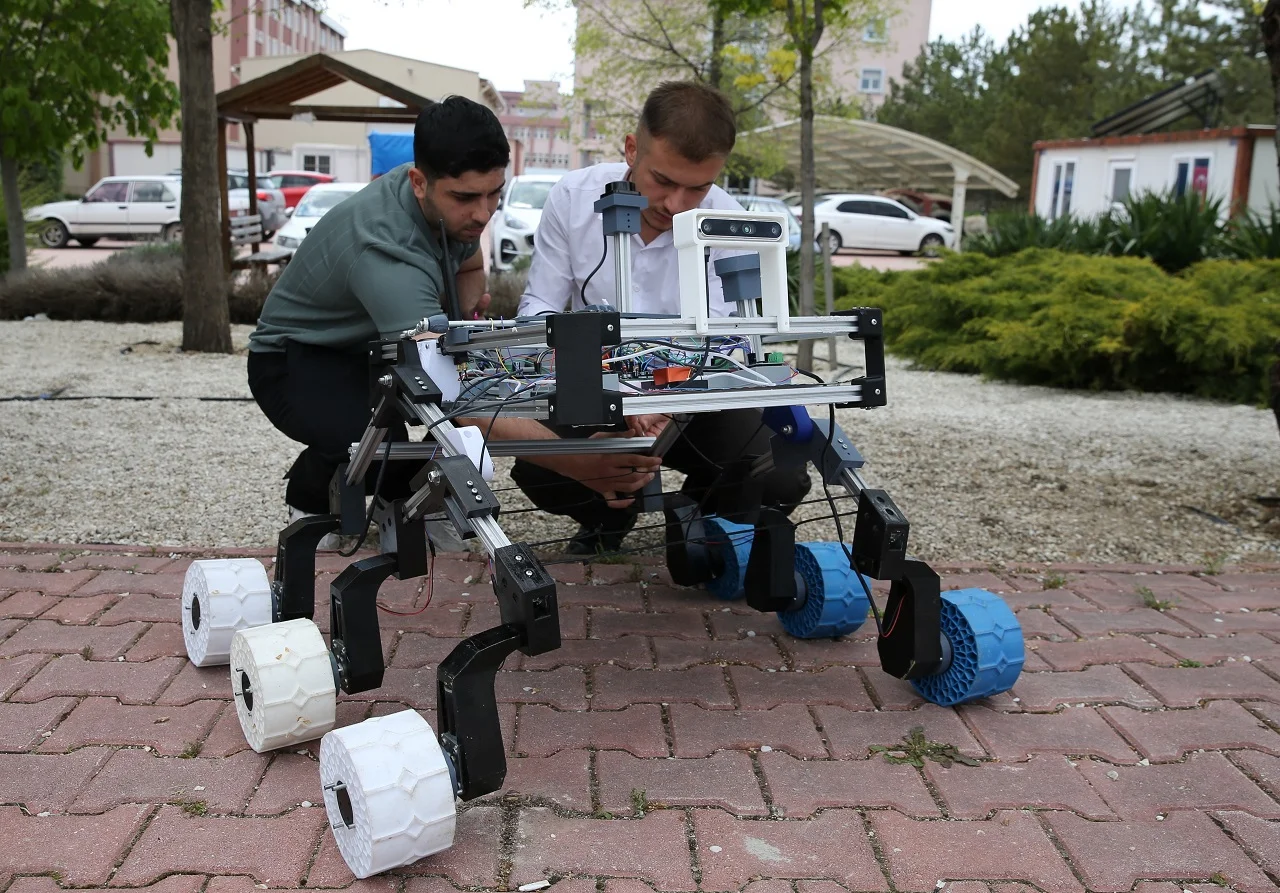 Selçuk Üniversitesi öğrencileri GPS’siz hareket eden araç geliştirdi